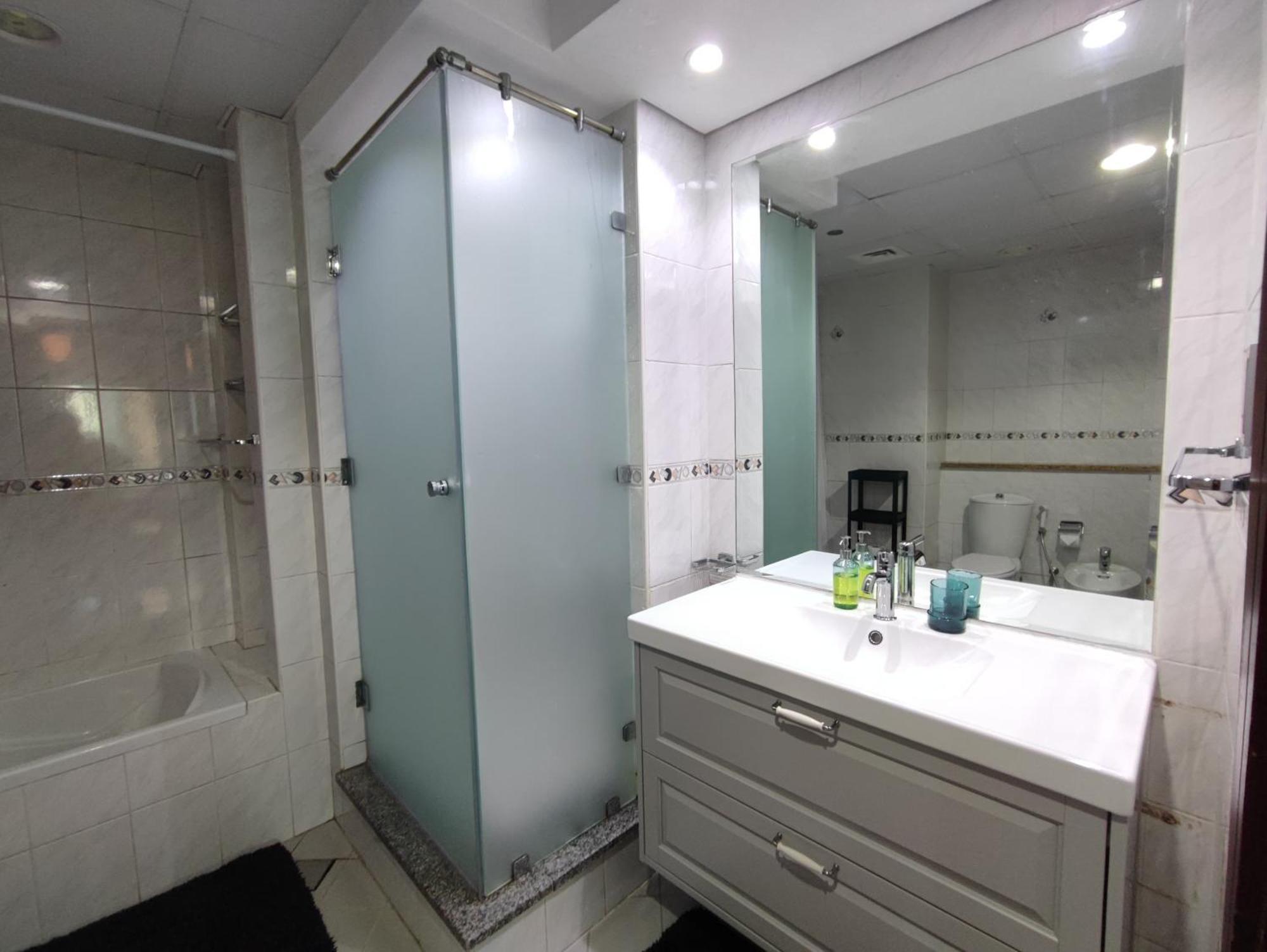 One Bedroom Apartment With Pool & Gym Near Marina Dubai Exterior photo